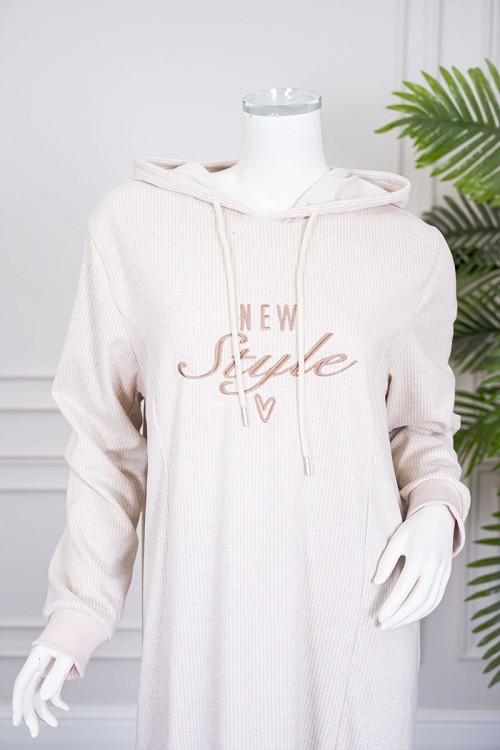 قميص نسائي شتوي طويل لون بيج فاتح مزين بكتابات ياقة بقبعة متصلة برباط و بأكمام طويلة