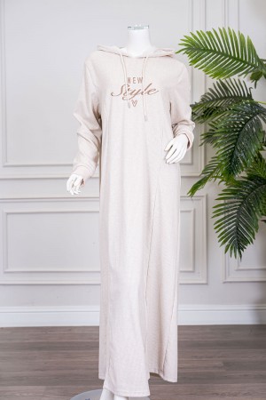 قميص نسائي شتوي طويل لون بيج فاتح مزين بكتابات ياقة بقبعة متصلة برباط و بأكمام طويلة