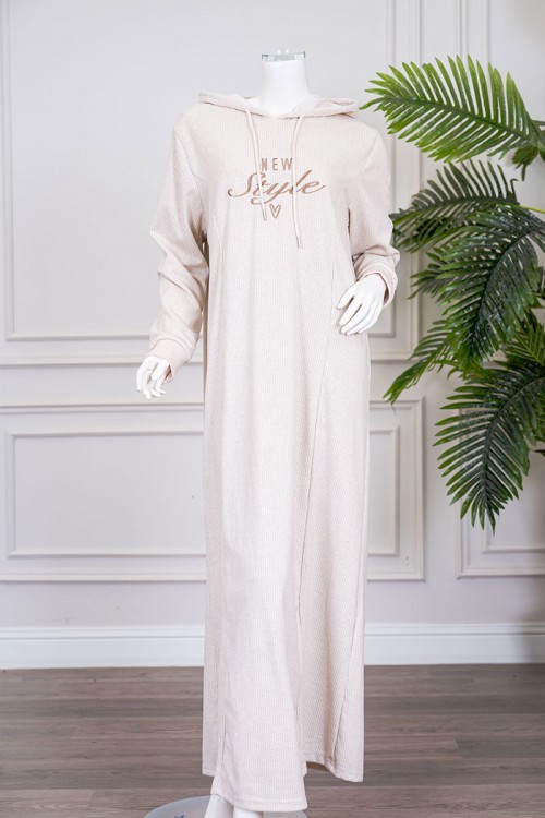 قميص نسائي شتوي طويل لون بيج فاتح مزين بكتابات ياقة بقبعة متصلة برباط و بأكمام طويلة