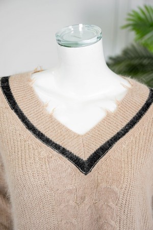 بلوزة نسائي شتوي لون بيج ياقة بقصة سبعة و أكمام طويلة