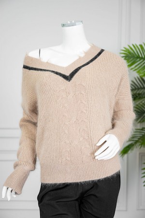 بلوزة نسائي شتوي لون بيج ياقة بقصة سبعة و أكمام طويلة