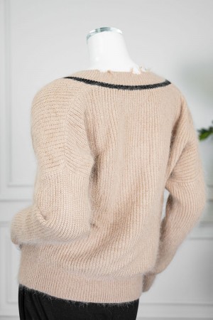 بلوزة نسائي شتوي لون بيج ياقة بقصة سبعة و أكمام طويلة