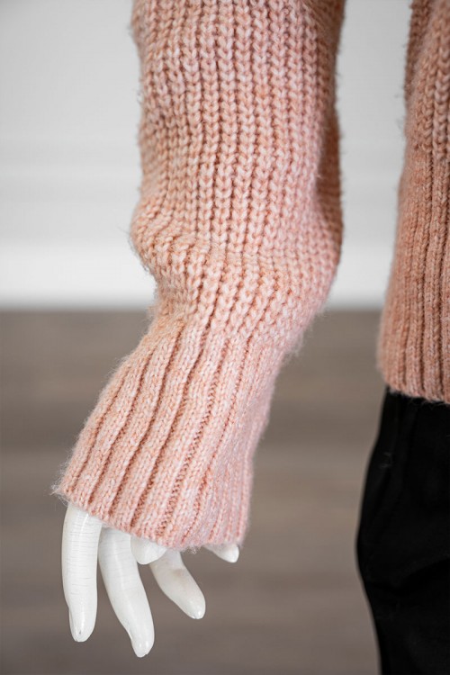 بلوزة نسائية شتوية لون خربزي ياقة بقبعة متصلة و أكمام طويلة