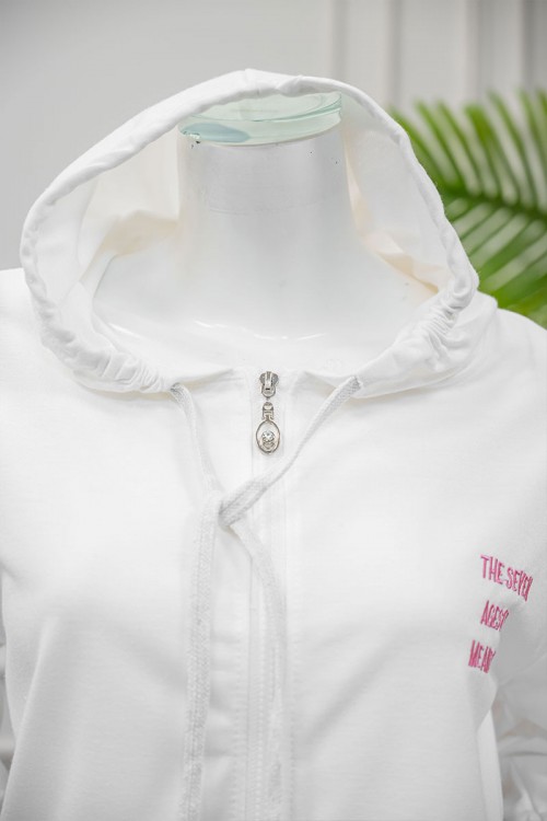 جاكيت نسائي شتوي لون أبيض ياقة بقبعة و سحاب و جيوب من الأمام مزين بكتابات من الأمام و الخلف و بأكمام طويلة