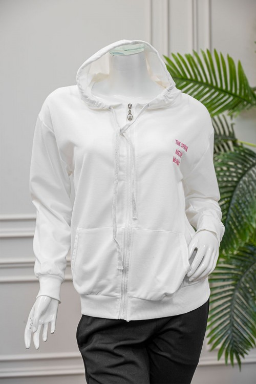 جاكيت نسائي شتوي لون أبيض ياقة بقبعة و سحاب و جيوب من الأمام مزين بكتابات من الأمام و الخلف و بأكمام طويلة