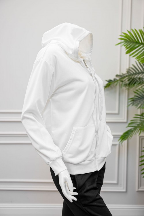 جاكيت نسائي شتوي لون أبيض ياقة بقبعة و سحاب و جيوب من الأمام مزين بكتابات من الأمام و الخلف و بأكمام طويلة