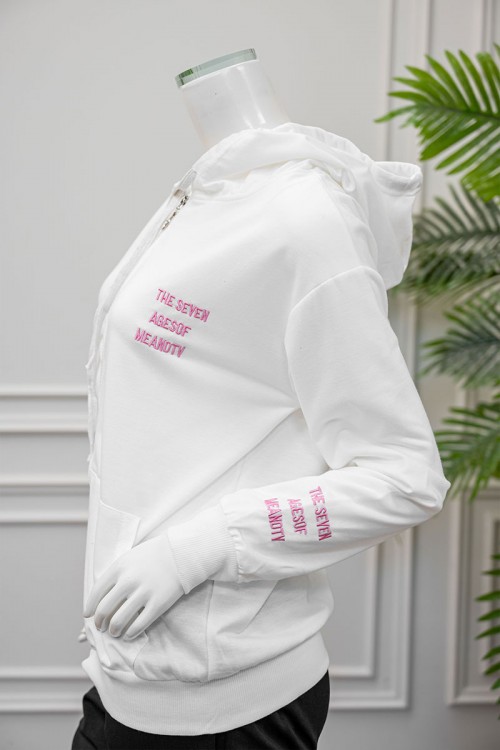 جاكيت نسائي شتوي لون أبيض ياقة بقبعة و سحاب و جيوب من الأمام مزين بكتابات من الأمام و الخلف و بأكمام طويلة