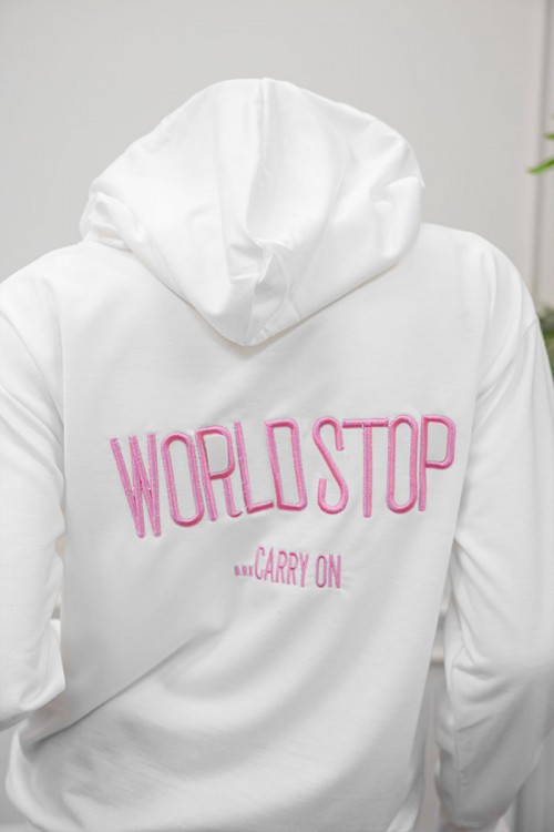 جاكيت نسائي شتوي لون أبيض ياقة بقبعة و سحاب و جيوب من الأمام مزين بكتابات من الأمام و الخلف و بأكمام طويلة