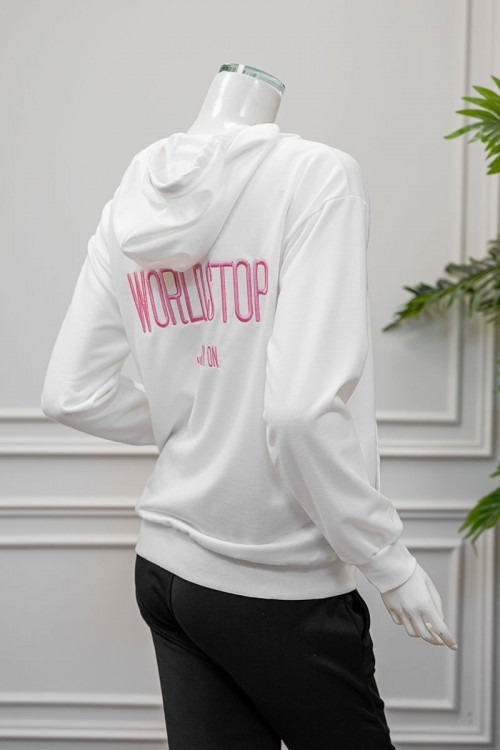 جاكيت نسائي شتوي لون أبيض ياقة بقبعة و سحاب و جيوب من الأمام مزين بكتابات من الأمام و الخلف و بأكمام طويلة