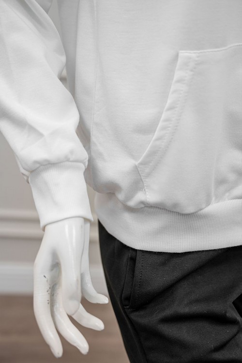 جاكيت نسائي شتوي لون أبيض ياقة بقبعة و سحاب و جيوب من الأمام مزين بكتابات من الأمام و الخلف و بأكمام طويلة