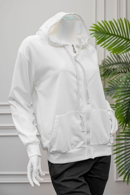 جاكيت نسائي شتوي لون أبيض ياقة بقبعة و سحاب و جيوب من الأمام مزين بكتابات من الأمام و الخلف و بأكمام طويلة