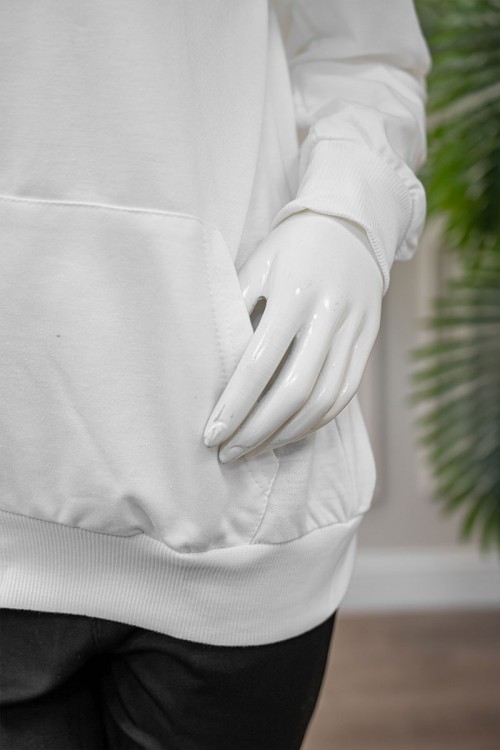 جاكيت نسائي شتوي لون أبيض ياقة بقبعة و سحاب و جيوب من الأمام مزين بكتابات من الأمام و الخلف و بأكمام طويلة