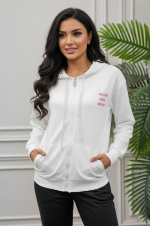 جاكيت نسائي شتوي لون أبيض ياقة بقبعة و سحاب و جيوب من الأمام مزين بكتابات من الأمام و الخلف و بأكمام طويلة