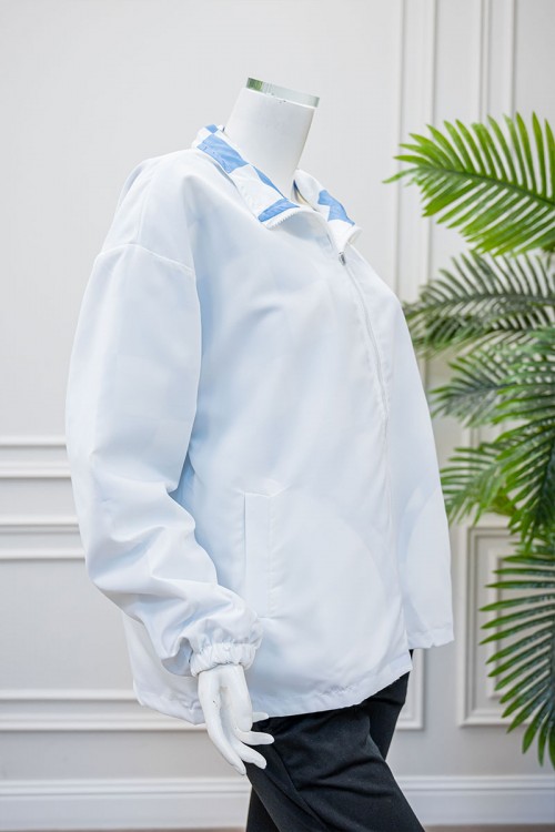 جاكيت نسائي شتوي لون أبيض وسماوي دبل فيس وجهين ياقة مطوية بسحاب و جيوب من الأمام و بأكمام طويلة