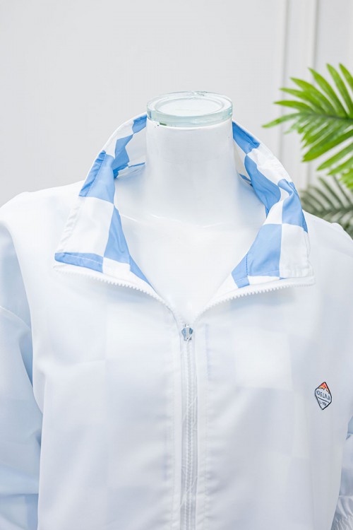 جاكيت نسائي شتوي لون أبيض وسماوي دبل فيس وجهين ياقة مطوية بسحاب و جيوب من الأمام و بأكمام طويلة