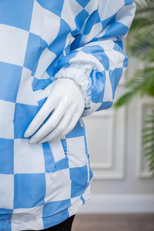 جاكيت نسائي شتوي لون أبيض وسماوي دبل فيس وجهين ياقة مطوية بسحاب و جيوب من الأمام و بأكمام طويلة