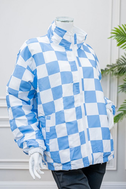 جاكيت نسائي شتوي لون أبيض وسماوي دبل فيس وجهين ياقة مطوية بسحاب و جيوب من الأمام و بأكمام طويلة