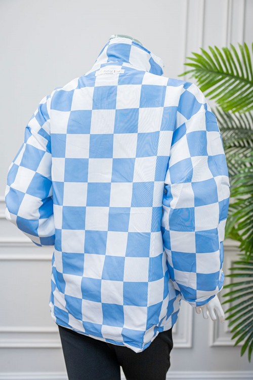 جاكيت نسائي شتوي لون أبيض وسماوي دبل فيس وجهين ياقة مطوية بسحاب و جيوب من الأمام و بأكمام طويلة