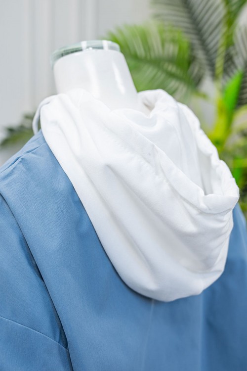 جاكيت نسائي شتوي لون سماوي وأبيض ياقة بقبعة و سحاب و جيوب من الأمام و بأكمام طويلة