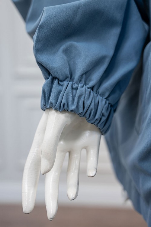 جاكيت نسائي شتوي لون سماوي وأبيض ياقة بقبعة و سحاب و جيوب من الأمام و بأكمام طويلة