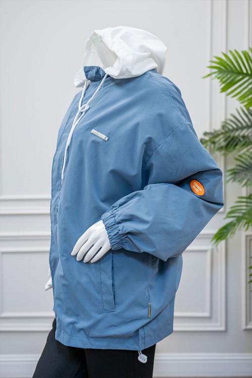 جاكيت نسائي شتوي لون سماوي وأبيض ياقة بقبعة و سحاب و جيوب من الأمام و بأكمام طويلة