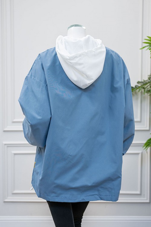 جاكيت نسائي شتوي لون سماوي وأبيض ياقة بقبعة و سحاب و جيوب من الأمام و بأكمام طويلة