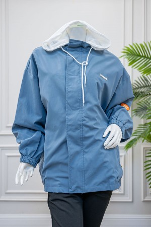 جاكيت نسائي شتوي لون سماوي وأبيض ياقة بقبعة و سحاب و جيوب من الأمام و بأكمام طويلة