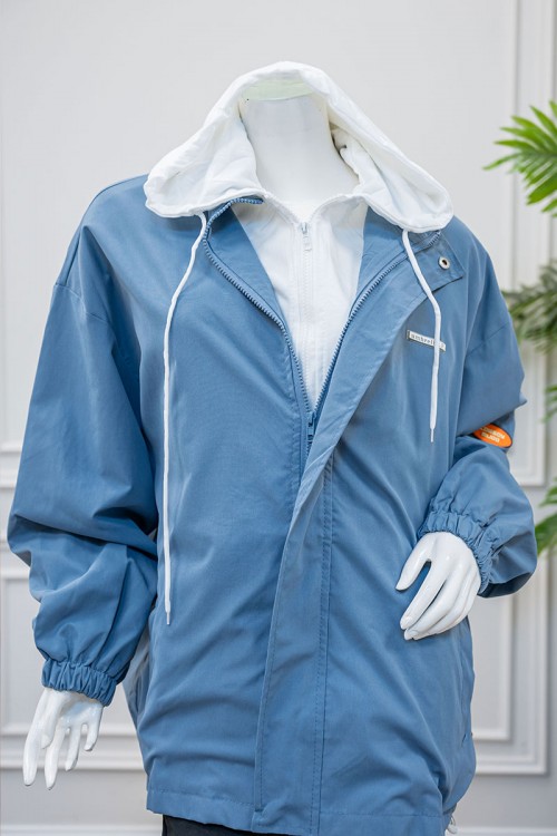 جاكيت نسائي شتوي لون سماوي وأبيض ياقة بقبعة و سحاب و جيوب من الأمام و بأكمام طويلة