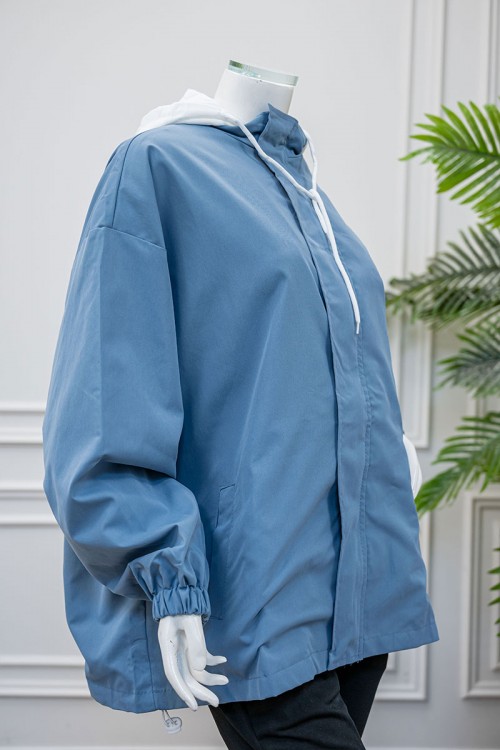 جاكيت نسائي شتوي لون سماوي وأبيض ياقة بقبعة و سحاب و جيوب من الأمام و بأكمام طويلة