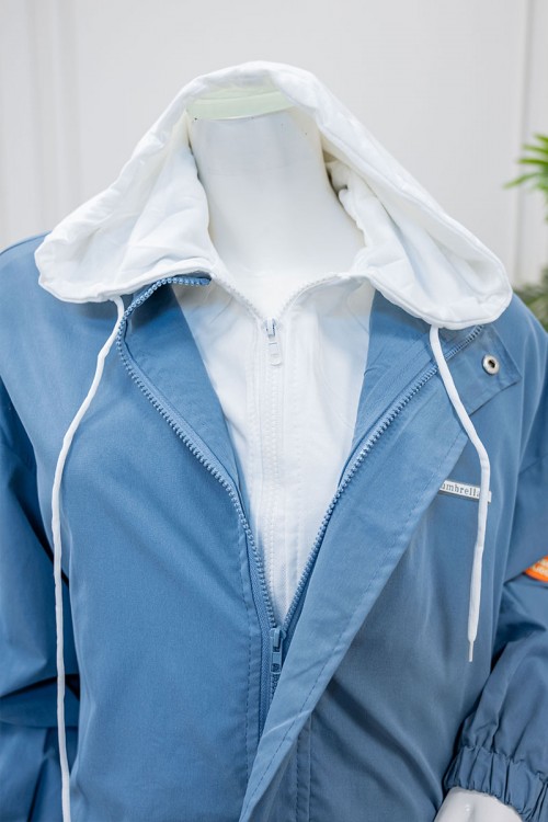 جاكيت نسائي شتوي لون سماوي وأبيض ياقة بقبعة و سحاب و جيوب من الأمام و بأكمام طويلة