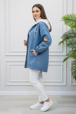 جاكيت نسائي شتوي لون سماوي وأبيض ياقة بقبعة و سحاب و جيوب من الأمام و بأكمام طويلة