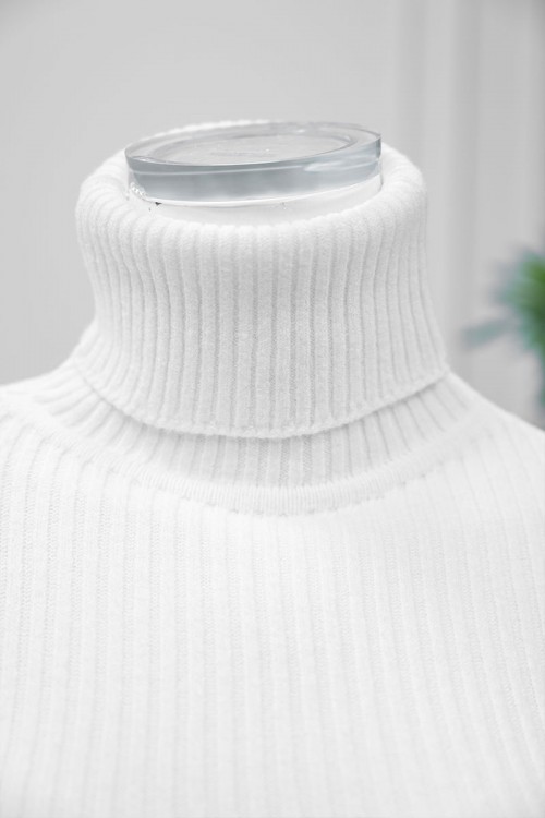 بلوزة نسائية شتوية لون أبيض ياقة عالية و بأكمام طويلة