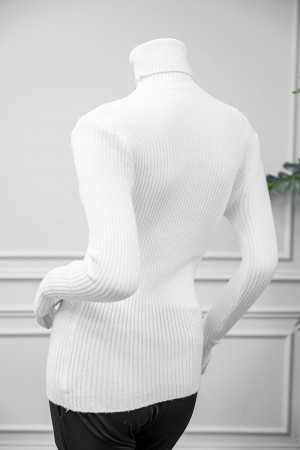 بلوزة نسائية شتوية لون أبيض ياقة عالية و بأكمام طويلة