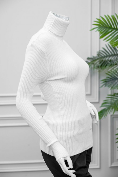 بلوزة نسائية شتوية لون أبيض ياقة عالية و بأكمام طويلة