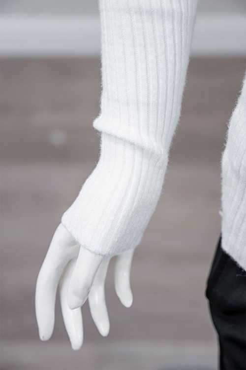 بلوزة نسائية شتوية لون أبيض ياقة عالية و بأكمام طويلة