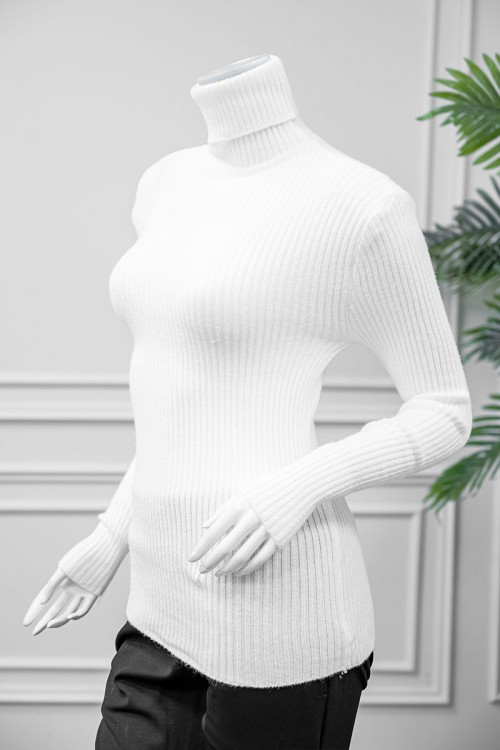 بلوزة نسائية شتوية لون أبيض ياقة عالية و بأكمام طويلة