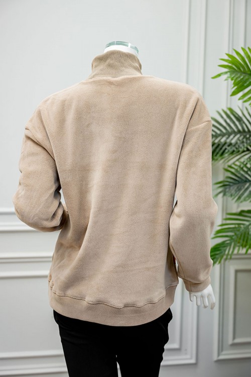 بلوفر نسائي شتوي متعدد الألوان مزين بأشكال و ألوان من الأمام ياقة عالية و بأكمام طويلة