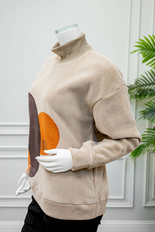 بلوفر نسائي شتوي متعدد الألوان مزين بأشكال و ألوان من الأمام ياقة عالية و بأكمام طويلة