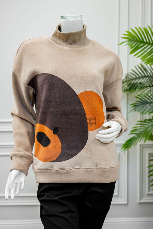 بلوفر نسائي شتوي متعدد الألوان مزين بأشكال و ألوان من الأمام ياقة عالية و بأكمام طويلة