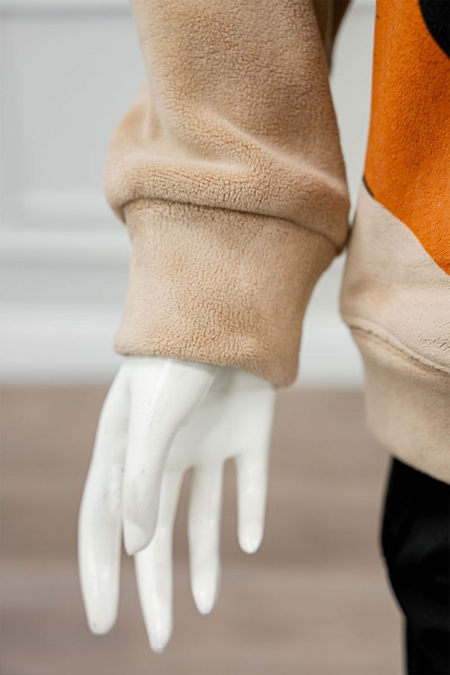 بلوفر نسائي شتوي متعدد الألوان مزين بأشكال و ألوان من الأمام ياقة عالية و بأكمام طويلة