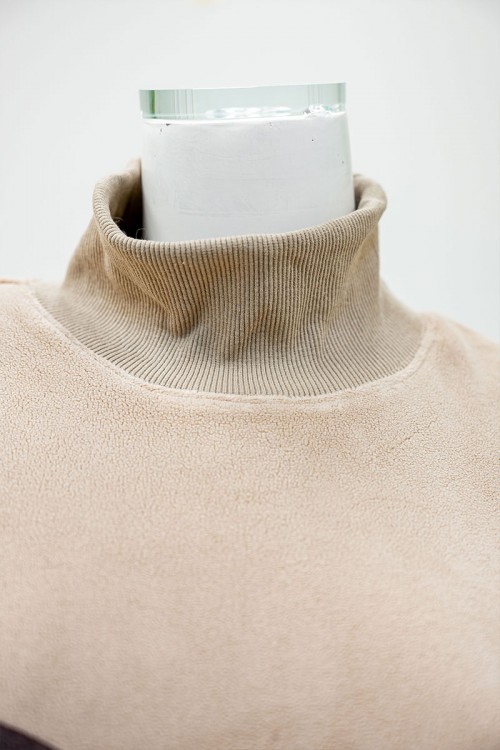 بلوفر نسائي شتوي متعدد الألوان مزين بأشكال و ألوان من الأمام ياقة عالية و بأكمام طويلة