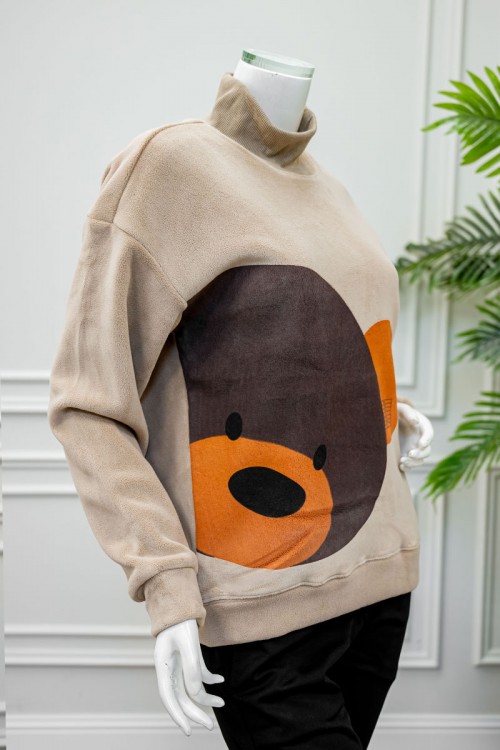 بلوفر نسائي شتوي متعدد الألوان مزين بأشكال و ألوان من الأمام ياقة عالية و بأكمام طويلة