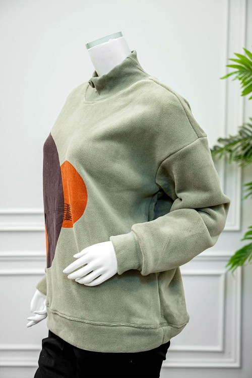 بلوفر نسائي شتوي متعدد الألوان مزين بأشكال و ألوان من الأمام ياقة عالية و بأكمام طويلة