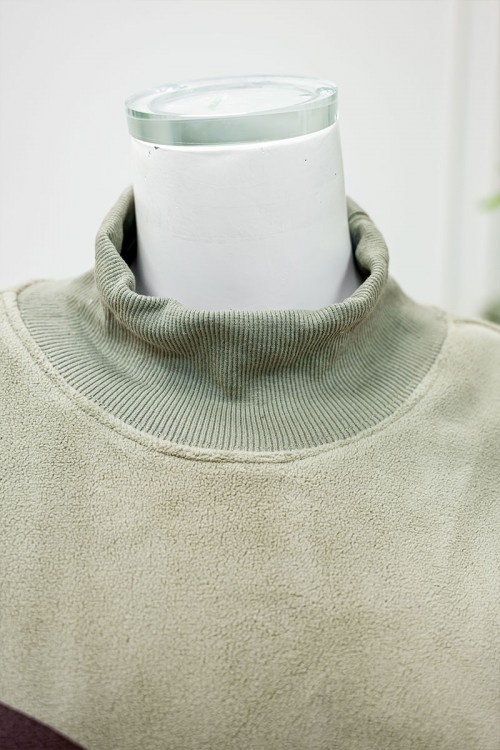 بلوفر نسائي شتوي متعدد الألوان مزين بأشكال و ألوان من الأمام ياقة عالية و بأكمام طويلة