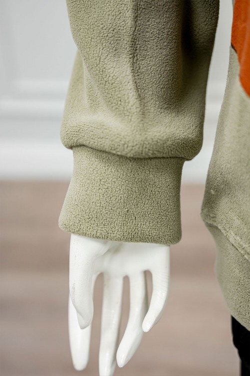 بلوفر نسائي شتوي متعدد الألوان مزين بأشكال و ألوان من الأمام ياقة عالية و بأكمام طويلة