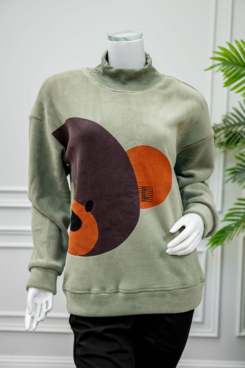 بلوفر نسائي شتوي متعدد الألوان مزين بأشكال و ألوان من الأمام ياقة عالية و بأكمام طويلة