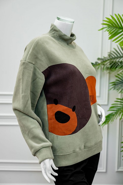 بلوفر نسائي شتوي متعدد الألوان مزين بأشكال و ألوان من الأمام ياقة عالية و بأكمام طويلة