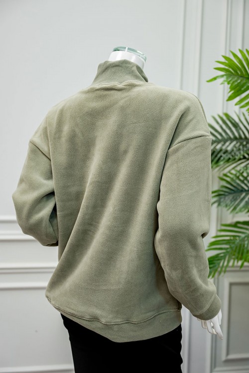 بلوفر نسائي شتوي متعدد الألوان مزين بأشكال و ألوان من الأمام ياقة عالية و بأكمام طويلة