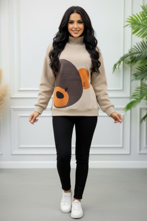 بلوفر نسائي شتوي متعدد الألوان مزين بأشكال و ألوان من الأمام ياقة عالية و بأكمام طويلة