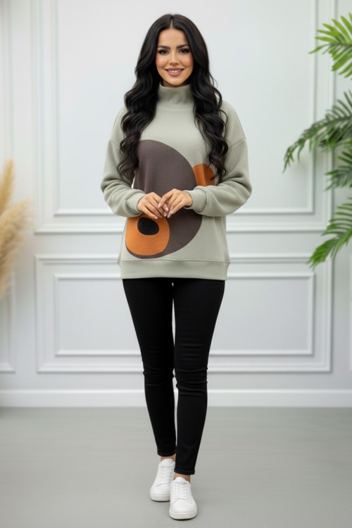 بلوفر نسائي شتوي متعدد الألوان مزين بأشكال و ألوان من الأمام ياقة عالية و بأكمام طويلة